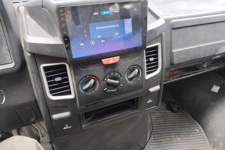 Used Iveco Daily 2021 2.5T A35 M1 Passenger Van 5-9 Seater Short Wheelbase Mid-Roof Design Dual Tires Manual Doors Audio And AC Panel