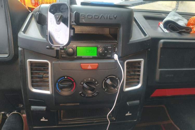 Used Iveco Daily 2021 2.5T A35 M1 Passenger Van 5-9 Seater Short Wheelbase Mid-Roof Design Dual Tires Side Sliding Door Audio And AC Panel