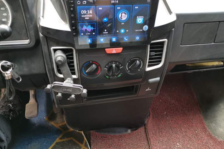 Used Iveco Daily 2021 2.5T A35 M1 Passenger Van 5-9 Seater Short Wheelbase Low Roof Dual Tires Manual Doors Audio And AC Panel