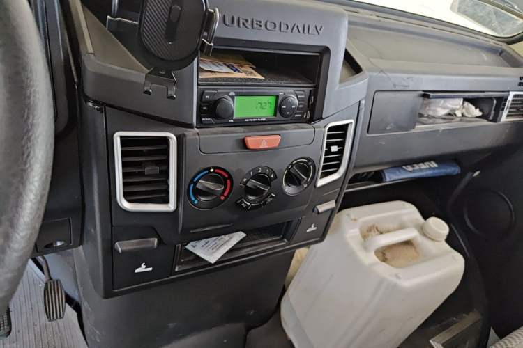 Used Iveco Daily 2021 2.8T V35 VAN厢式 van 3-seater short wheelbase mid-roof design with dual tires and manual doors Audio And AC Panel