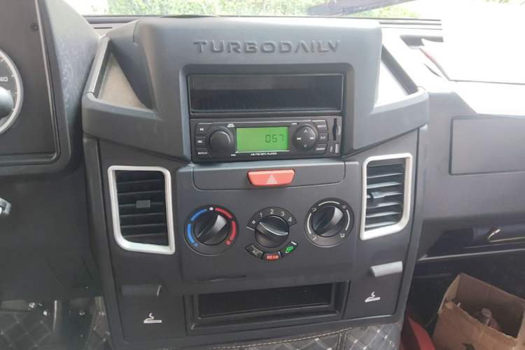 Used Iveco Daily 2021 2.5T A35 M1 Passenger Van 5-9 Seater Short Wheelbase Mid-Roof Design Single Tire Manual Doors Audio And AC Panel