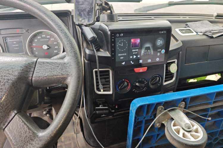 Used Iveco Daily 2021 2.8T V35 VAN厢式 van 3-seater short wheelbase mid-roof design single-tire side-hinged door Audio And AC Panel