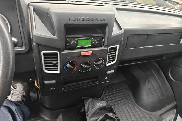 Used Iveco Daily 2021 2.5T A40 M1 Passenger Van 5-9 Seats Long Wheelbase Mid-Roof Design Dual Tires Manual Doors Audio And AC Panel