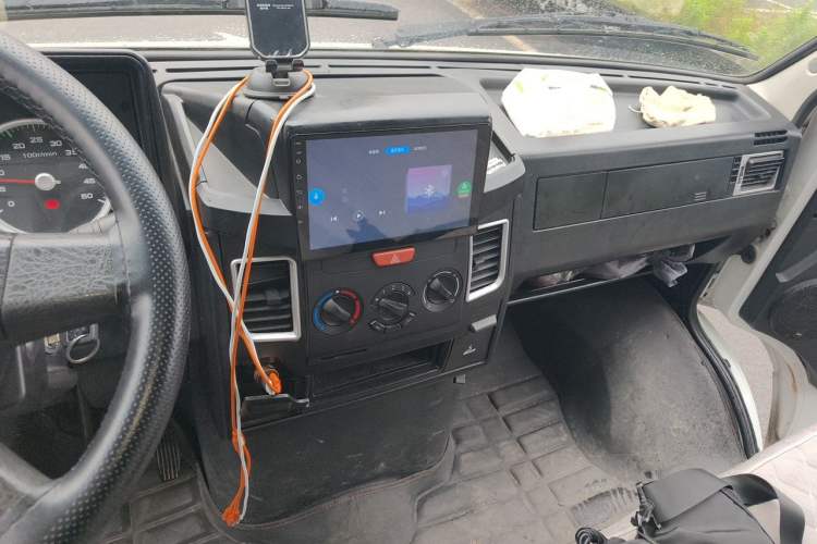 Used Iveco Daily 2021 2.8T V40 VAN厢式 Cargo Van 3-Seater Long Wheelbase Mid-Roof Design Dual Tires Manual Door Audio And AC Panel