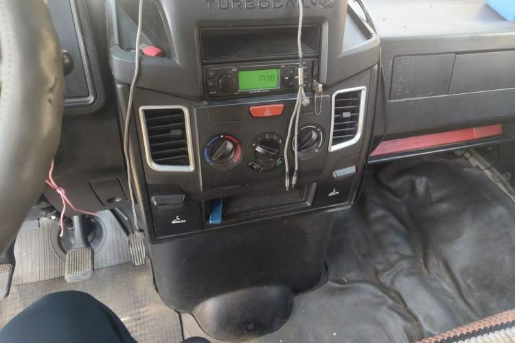 Used Iveco Daily 2021 2.5T V40 2-3 Seater Long Wheelbase Mid-Roof Dual Tires Manual Doors Audio And AC Panel