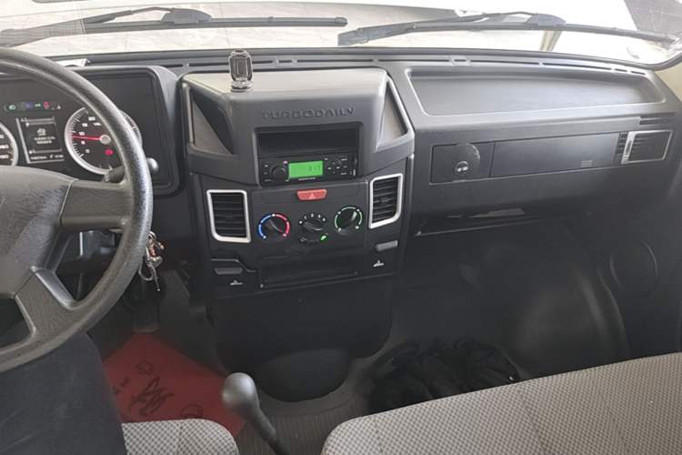 Used Iveco Daily 2021 2.8T V35 VAN厢式 Delivery Van 3-Seater Short Wheelbase Mid-Roof Design with Dual Tires and Side Sliding Doors Audio And AC Panel