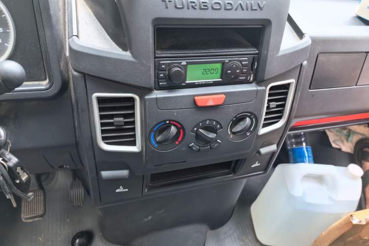 Used Iveco Daily 2021 2.8T V35 VAN厢式 Delivery Van 3-Seater Short Wheelbase Mid-Roof Design with Dual Tires and Side Sliding Doors Audio And AC Panel