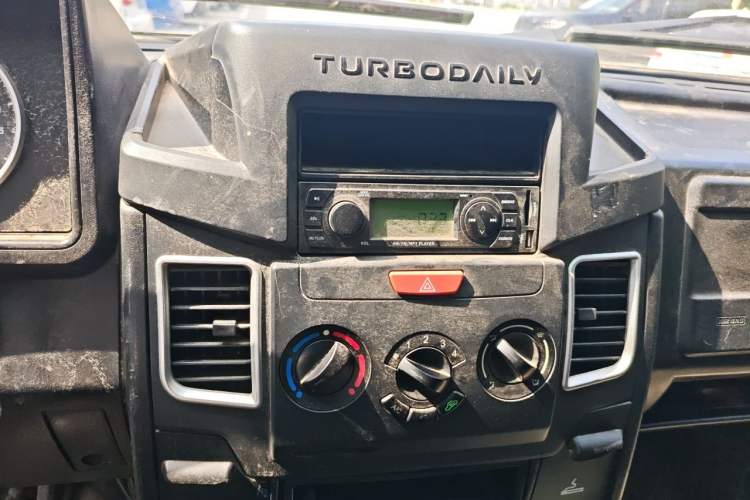 Used Iveco Daily 2021 2.5T A35 M1 Passenger Van 5-9 Seats Short Wheelbase Low Roof Single Tire Manual Doors Audio And AC Panel