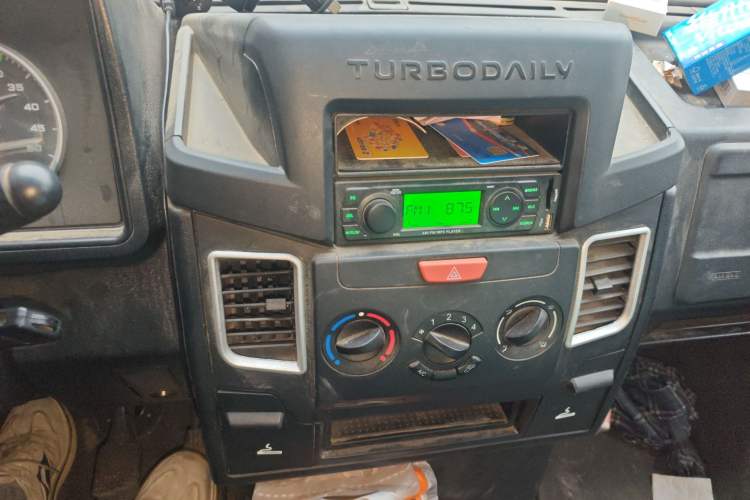 Used Iveco Daily 2021 2.5T A35 M1 Passenger Van 5-9 Seater Short Wheelbase Mid-Roof Design Single Tire Side-Sliding Door Audio And AC Panel