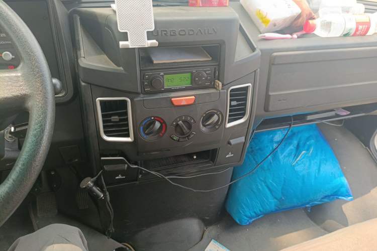 Used Iveco Daily 2021 2.5T A35 M1 Passenger Van 5-9 Seater Short Wheelbase Mid-Roof Design Single Tire Side-Sliding Door Audio And AC Panel