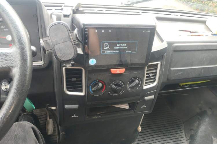Used Iveco Daily 2021 2.5T A35 M1 Passenger Van 5-9 Seater Short Wheelbase Mid-Roof Design Dual Tires Manual Doors Audio And AC Panel