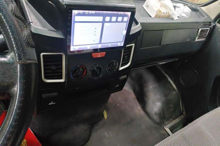 Used Iveco Daily 2021 2.8T V35 VAN厢式 van 3-seater short wheelbase mid-roof design with dual tires and manual doors Audio And AC Panel