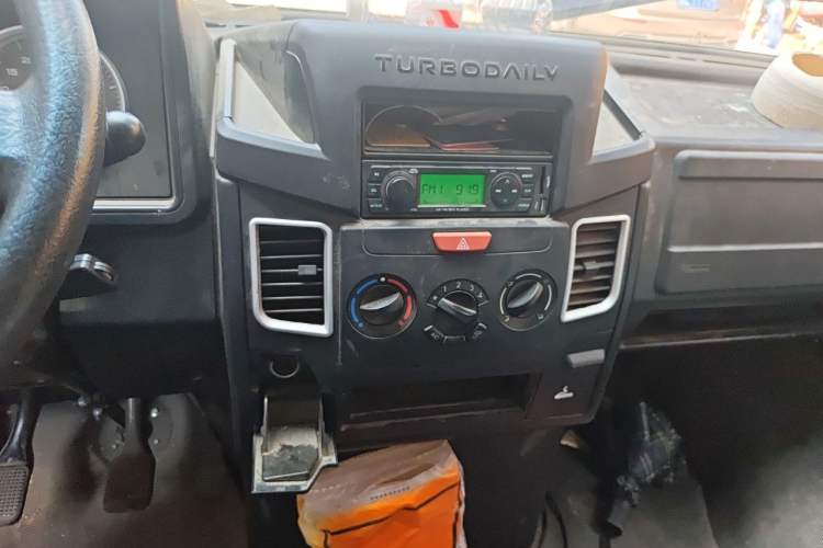 Used Iveco Daily 2021 2.5T A35 M1 Passenger Van 5-9 Seater Short Wheelbase Mid-Roof Design Single Tire Side-Sliding Door Audio And AC Panel