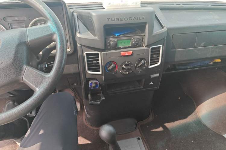 Used Iveco Daily 2021 2.5T A35 M1 Passenger Van 5-9 Seater Short Wheelbase Mid-Roof Design Single Tire Manual Doors Audio And AC Panel