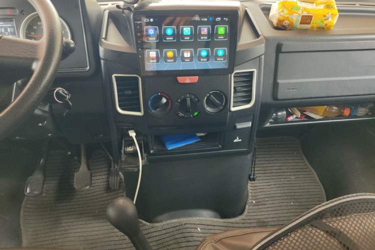 Used Iveco Daily 2021 2.5T A35 M1 Passenger Van 5-9 Seater Short Wheelbase Mid-Roof Design Dual Tires Manual Doors Audio And AC Panel