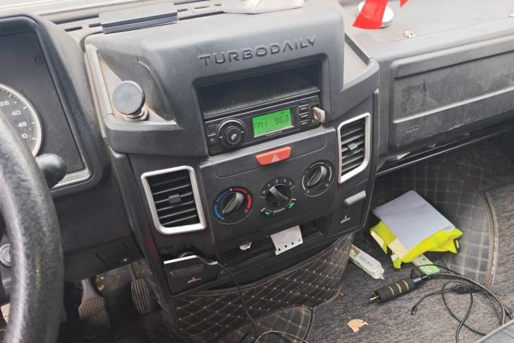 Used Iveco Daily 2021 2.5T A35 M1 Passenger Van 5-9 Seater Short Wheelbase Mid-Roof Design Dual Tires Manual Doors Audio And AC Panel