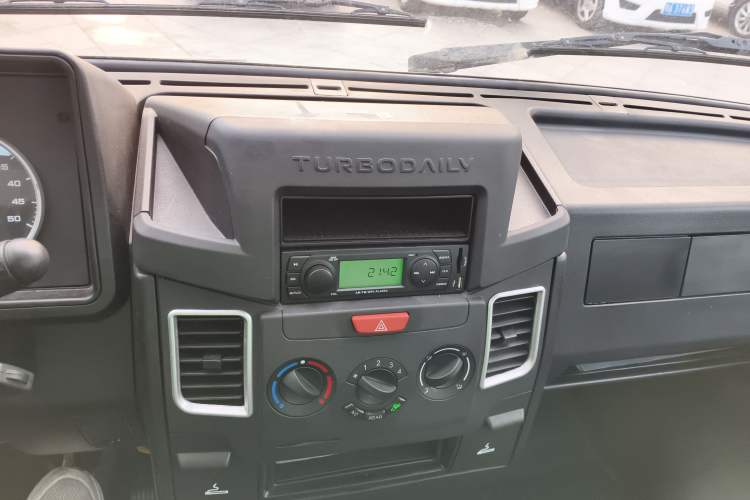 Used Iveco Daily 2021 2.5T A40 M1 Passenger Van 5-9 Seats Long Wheelbase Mid-Roof Design Dual Tires Manual Doors Audio And AC Panel