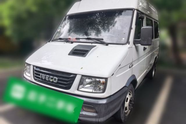 Iveco Daily 2021 2.5T A35 M1 Passenger Van 5-9 Seater Short Wheelbase Mid-Roof Design Dual Tires Manual Doors d’occasion