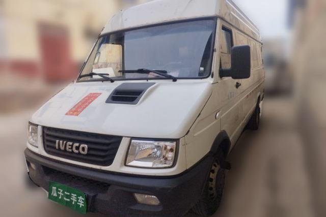 Used Iveco Daily 2021 2.8T V40 VAN厢式 Cargo Van 3-Seater Long Wheelbase Mid-Roof Design Dual Tires Manual Door
