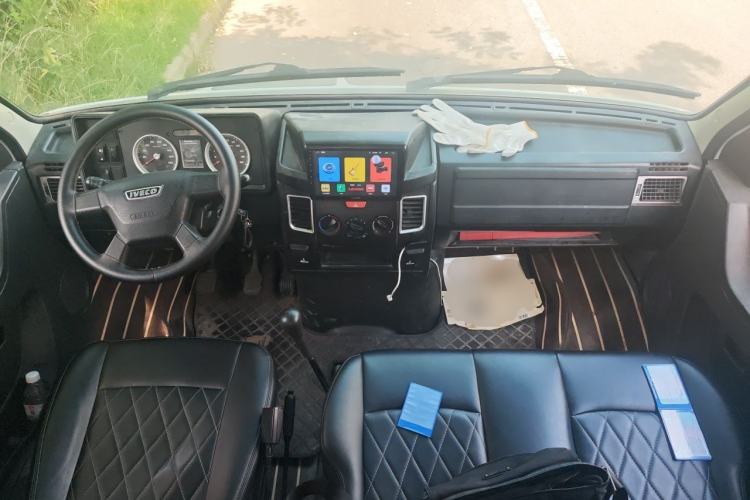 Used Iveco Daily 2021 2.5T A35 M1 Passenger Van 5-9 Seater Short Wheelbase Mid-Roof Design Dual Tires Side Sliding Door Center Console