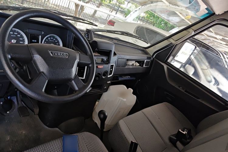 Used Iveco Daily 2021 2.8T V35 VAN厢式 van 3-seater short wheelbase mid-roof design with dual tires and manual doors Center Console