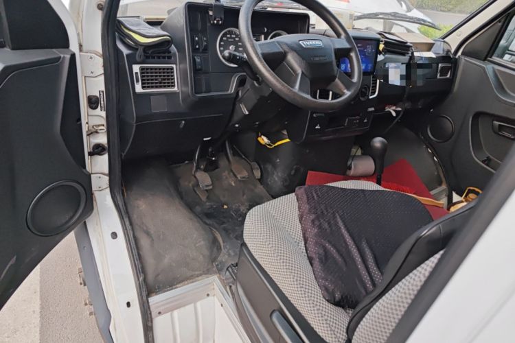 Used Iveco Daily 2021 2.5T A40 M1 Passenger Van 5-9 Seats Long Wheelbase Mid-Roof Design Dual Tires Manual Doors Center Console