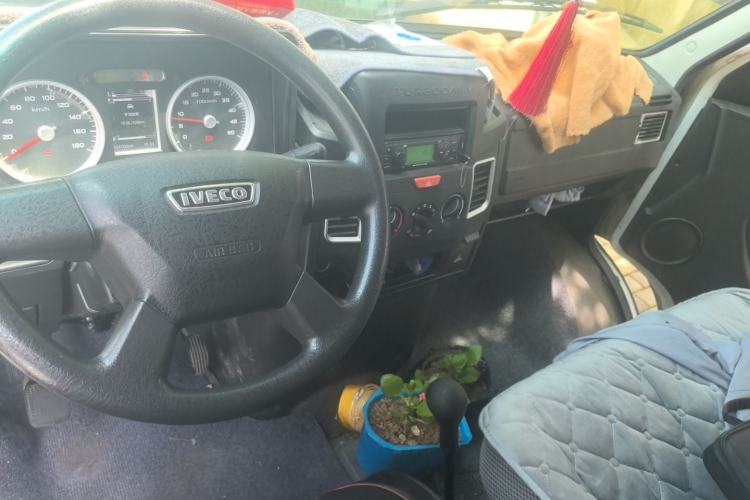 Used Iveco Daily 2021 2.5T A35 M1 Passenger Van 5-9 Seater Short Wheelbase Mid-Roof Design Dual Tires Side Sliding Door Center Console