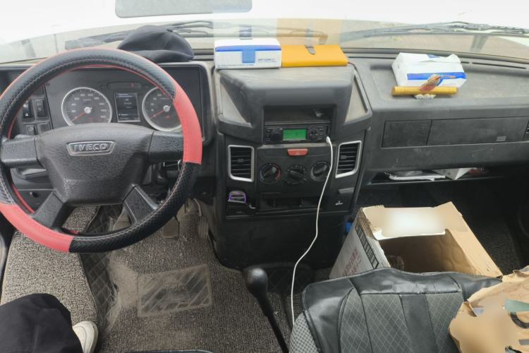 Used Iveco Daily 2021 2.5T V40 2-3 Seater Long Wheelbase Mid-Roof Design with Dual Side Sliding Doors Center Console