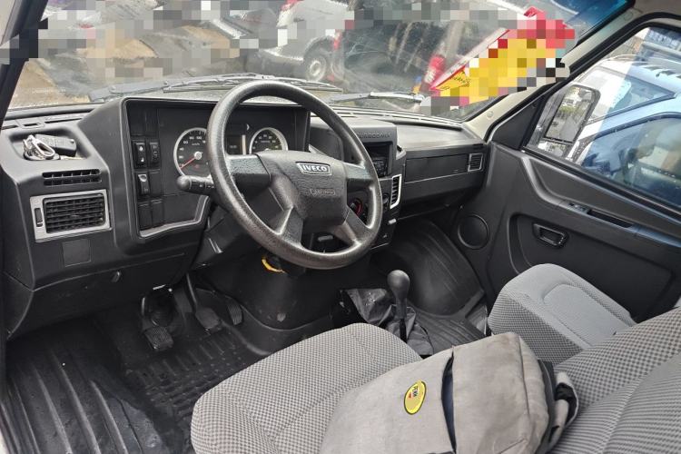 Used Iveco Daily 2021 2.5T A40 M1 Passenger Van 5-9 Seats Long Wheelbase Mid-Roof Design Dual Tires Manual Doors Center Console