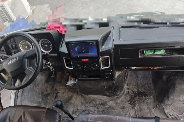 Used Iveco Daily 2021 2.8T V35 VAN厢式 van 3-seater short wheelbase mid-roof design with dual tires and manual doors Center Console