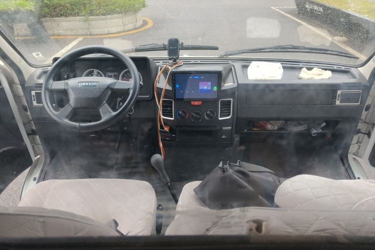 Used Iveco Daily 2021 2.8T V40 VAN厢式 Cargo Van 3-Seater Long Wheelbase Mid-Roof Design Dual Tires Manual Door Center Console