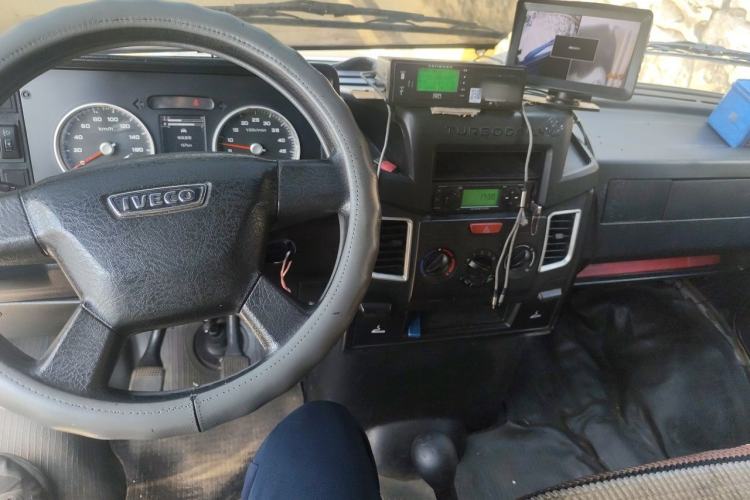 Used Iveco Daily 2021 2.5T V40 2-3 Seater Long Wheelbase Mid-Roof Dual Tires Manual Doors Center Console