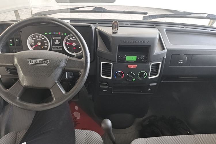 Used Iveco Daily 2021 2.8T V35 VAN厢式 Delivery Van 3-Seater Short Wheelbase Mid-Roof Design with Dual Tires and Side Sliding Doors Center Console
