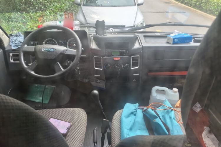 Used Iveco Daily 2021 2.8T V35 VAN厢式 Delivery Van 3-Seater Short Wheelbase Mid-Roof Design with Dual Tires and Side Sliding Doors Center Console