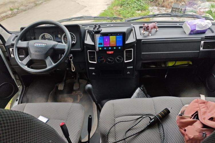 Used Iveco Daily 2021 2.5T A35 M1 Passenger Van 5-9 Seater Short Wheelbase Mid-Roof Design Single Tire Side-Sliding Door Center Console