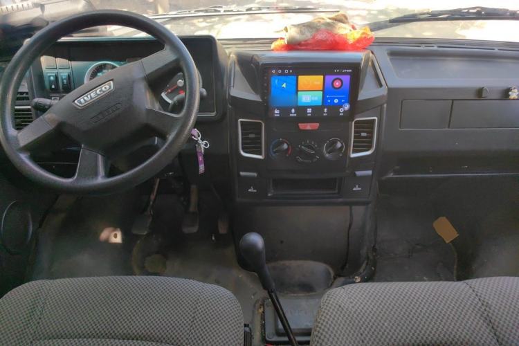 Used Iveco Daily 2021 2.5T M1 Dedicated Platform Vehicle 5-9 Seater Long Wheelbase Mid-Roof Design with Dual Tires and Side Sliding Doors Center Console