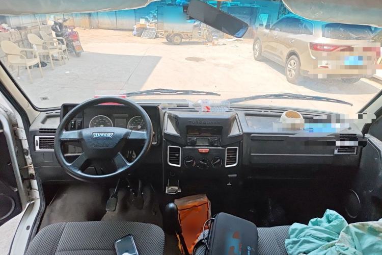 Used Iveco Daily 2021 2.5T A35 M1 Passenger Van 5-9 Seater Short Wheelbase Mid-Roof Design Single Tire Side-Sliding Door Center Console