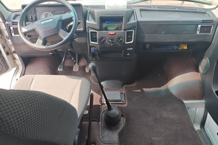 Used Iveco Daily 2021 2.5T A35 M1 Passenger Van 5-9 Seater Short Wheelbase Mid-Roof Design Single Tire Manual Doors Center Console