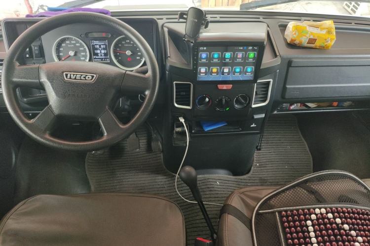 Used Iveco Daily 2021 2.5T A35 M1 Passenger Van 5-9 Seater Short Wheelbase Mid-Roof Design Dual Tires Manual Doors Center Console