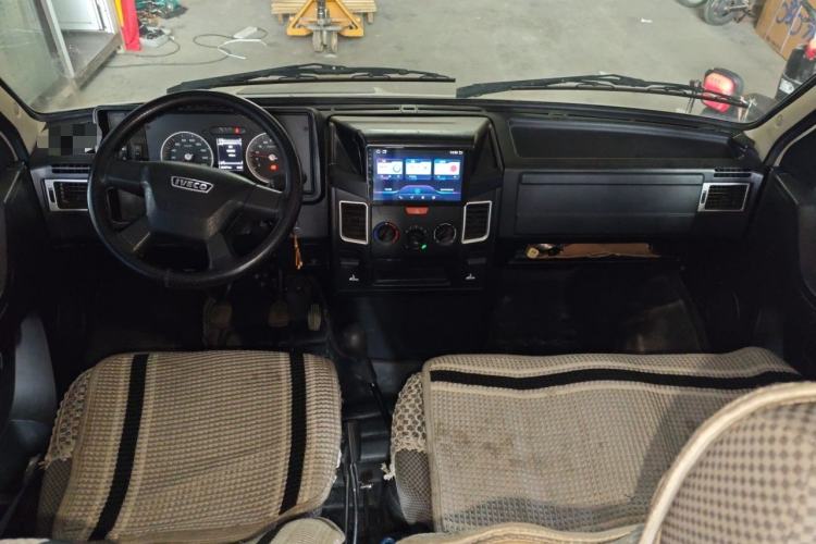 Used Iveco Daily 2021 2.5T A35 M1 Passenger Van 5-9 Seater Short Wheelbase Mid-Roof Design Dual Tires Side Sliding Door Center Console