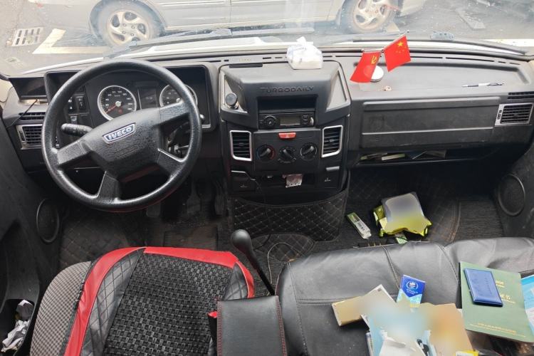 Used Iveco Daily 2021 2.5T A35 M1 Passenger Van 5-9 Seater Short Wheelbase Mid-Roof Design Dual Tires Manual Doors Center Console