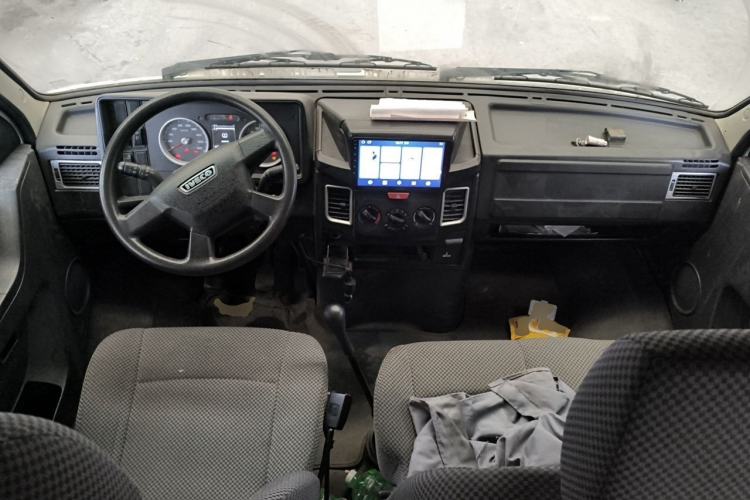 Used Iveco Daily 2021 2.5T A35 M1 Passenger Van 5-9 Seater Short Wheelbase Mid-Roof Design Dual Tires Side Sliding Door Center Console