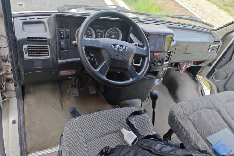 Used Iveco Daily 2021 2.5T A40 M1 Passenger Van 5-9 Seats Long Wheelbase Mid-Roof Design Dual Tires Manual Doors Center Console