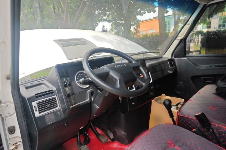Used Iveco Daily 2021 2.8T V35 VAN厢式 Delivery Van 3-Seater Short Wheelbase Mid-Roof Design with Dual Tires and Side Sliding Doors Center Console