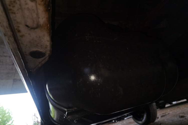 Used Iveco Daily 2021 2.8T V35 VAN厢式 van 3-seater short wheelbase mid-roof design single-tire side-hinged door Chassis Rear Left