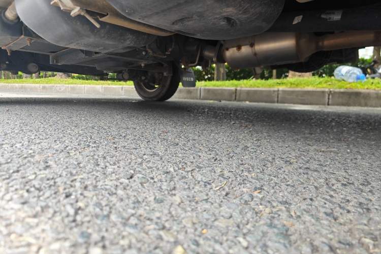 Used Iveco Daily 2021 2.8T V35 VAN厢式 Delivery Van 3-Seater Short Wheelbase Mid-Roof Design with Dual Tires and Side Sliding Doors Chassis Rear Left