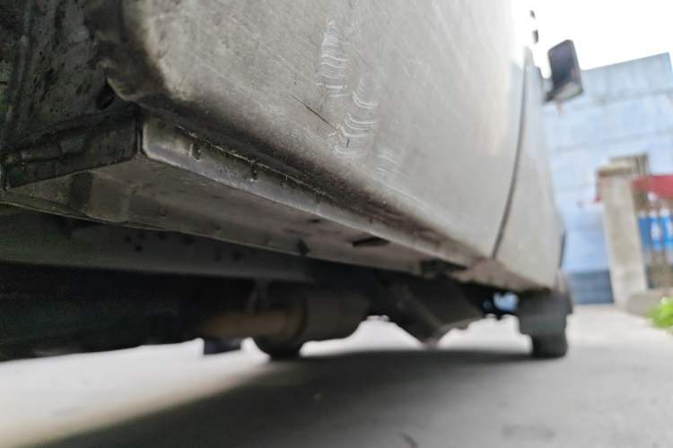 Used Iveco Daily 2021 2.8T V40 VAN厢式 Delivery Van 3-Seater Long Wheelbase Mid-Roof Design Dual Tires Side Sliding Door Chassis Rear Right