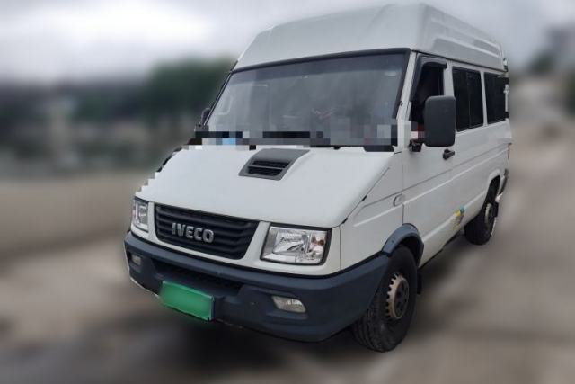 Used Iveco Daily 2021 2.5T A35 M1 Passenger Van 5-9 Seater Short Wheelbase Mid-Roof Design Single Tire Side-Sliding Door