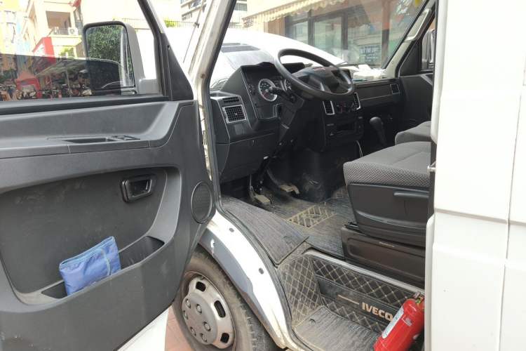 Used Iveco Daily 2021 2.5T A35 M1 Passenger Van 5-9 Seater Short Wheelbase Mid-Roof Design Dual Tires Side Sliding Door Driver Seat