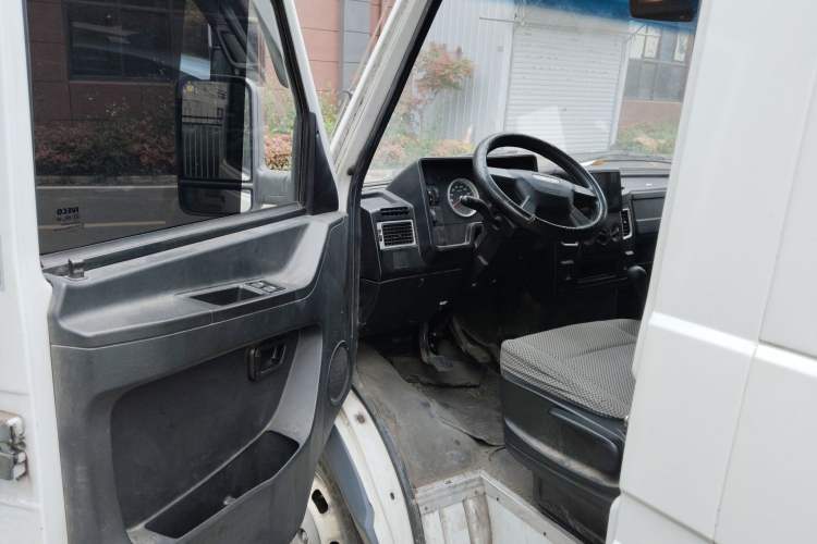 Used Iveco Daily 2021 2.5T A35 M1 Passenger Van 5-9 Seater Short Wheelbase Mid-Roof Design Dual Tires Manual Doors Driver Seat